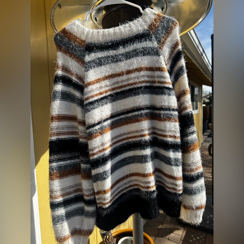 BKE woman’s sweater - Picture 3 of 7